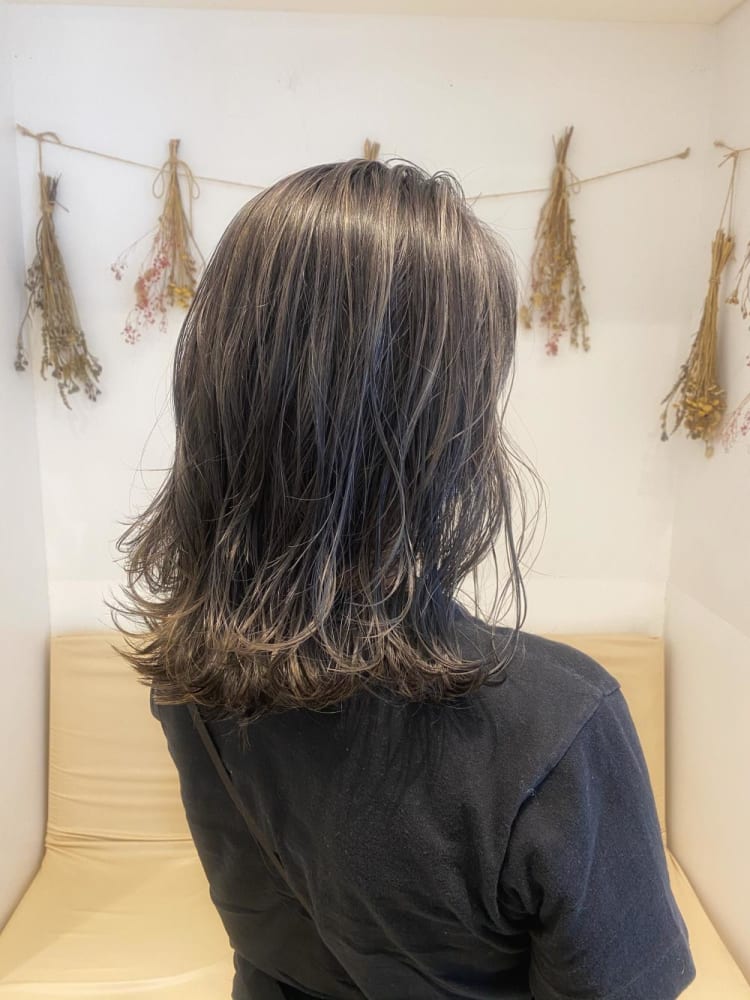 ホワイトグレーのコントラストカラー ヘアカタログ Ash 八幡山店 羽田 有希 ヘアサロン 美容院 Ash オフィシャルサイト