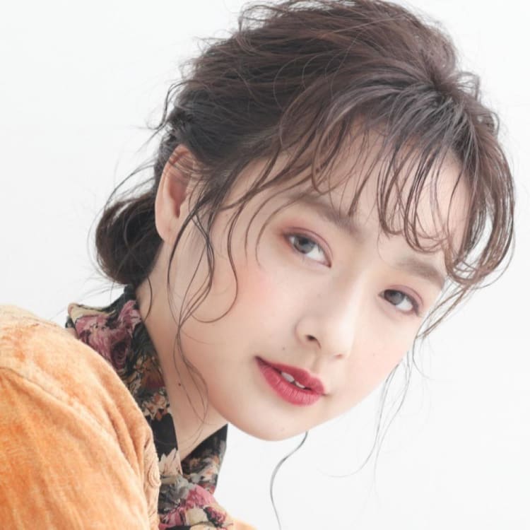 ミディアムのお団子はルーズに下の位置に シーンを選ばないミディアムヘアアレンジ アンニュイな雰囲気が ヘアカタログ Ash 新小岩店 Ash 新小岩店 ヘアサロン 美容院 Ash オフィシャルサイト ミディアムのお団子はルーズに下の位置に シーンを選ばないミディアムヘアアレンジ アンニュイな雰囲気が ヘアカタログ Ash 新小岩店 Ash 新小岩店 ヘアサロン 美容院 Ash オフィシャルサイト