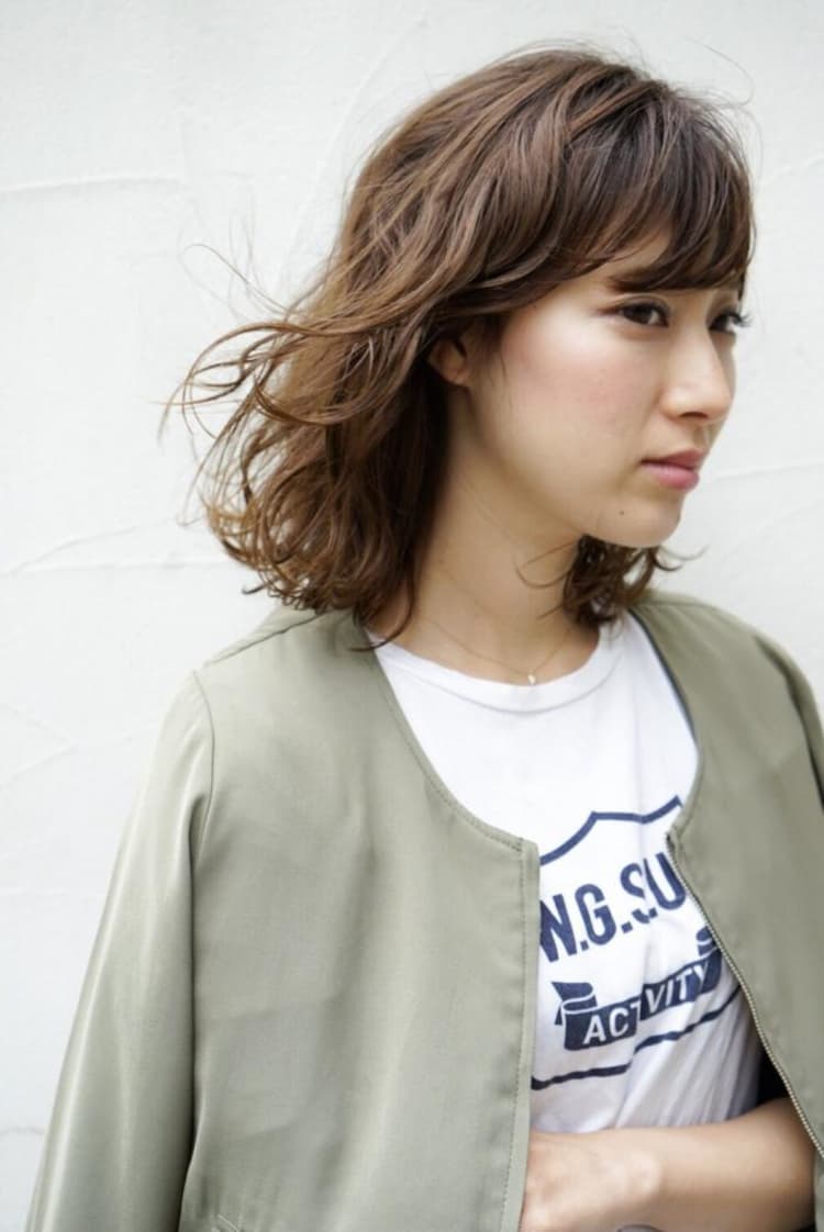 風になびく無造作ミディアムヘア ヘアカタログ ヘアサロン 美容院 Ash オフィシャルサイト 風になびく無造作ミディアムヘア ヘアカタログ ヘアサロン 美容院 Ash オフィシャルサイト