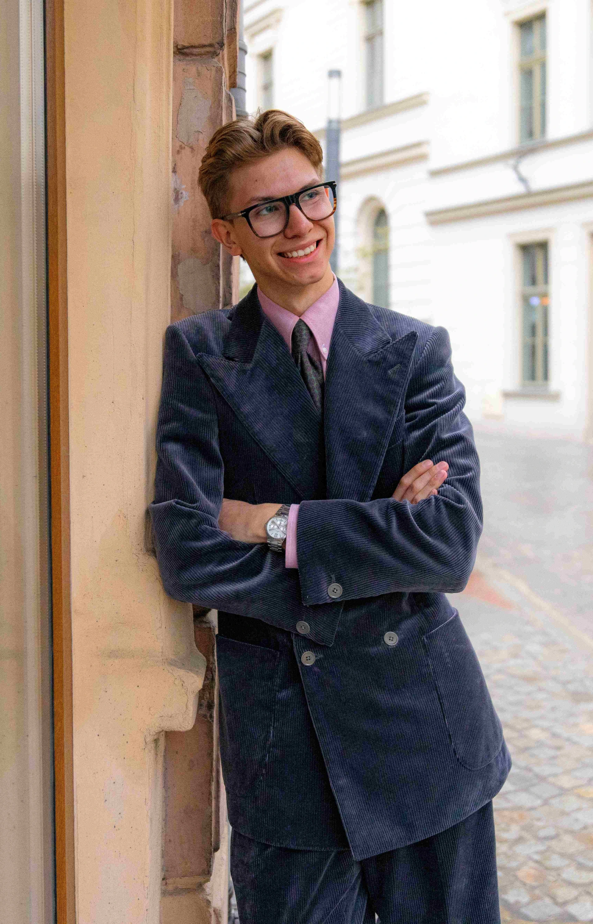AskOkey client in a relaxed tailored look