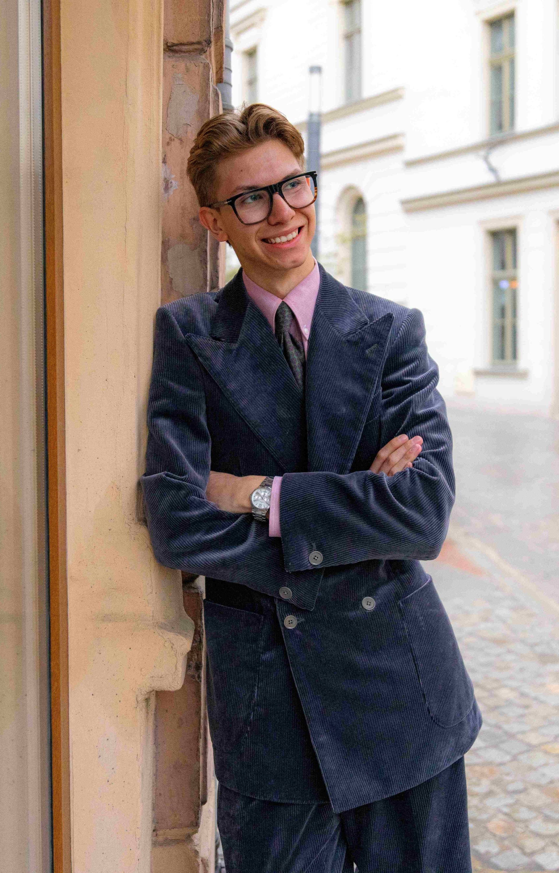 AskOkey client in a relaxed tailored look