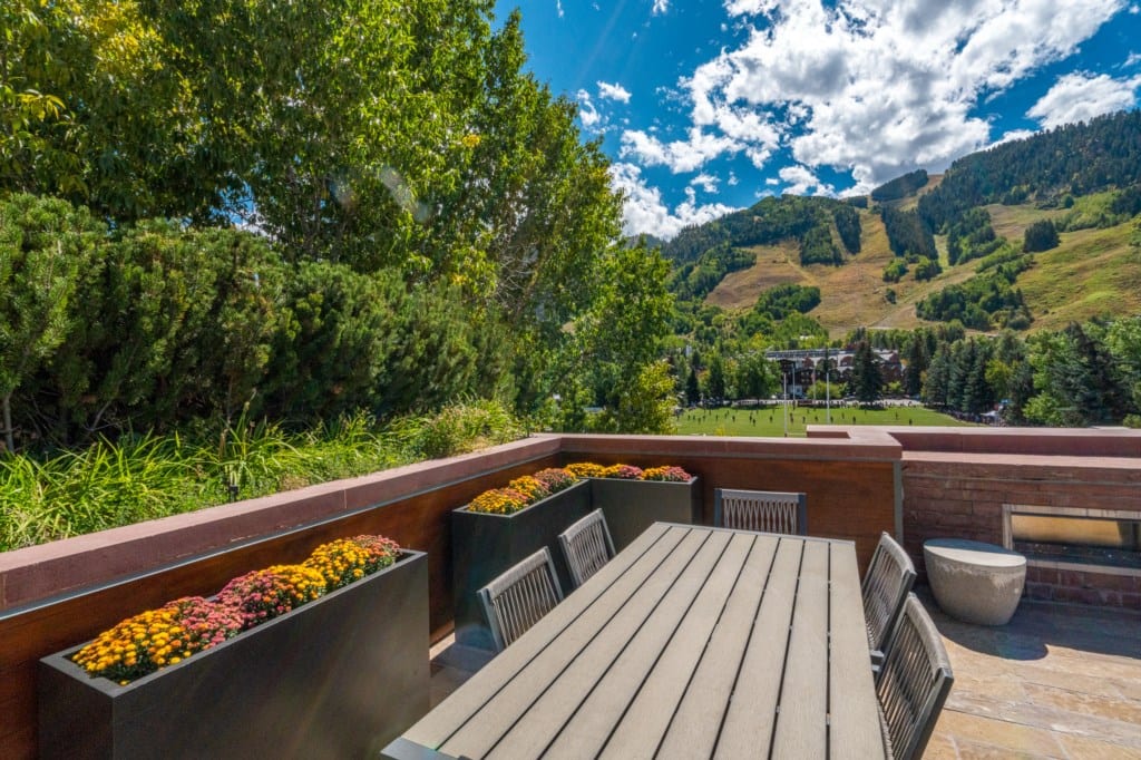 The Motherlode Penthouse Patio Dining Area: Summer