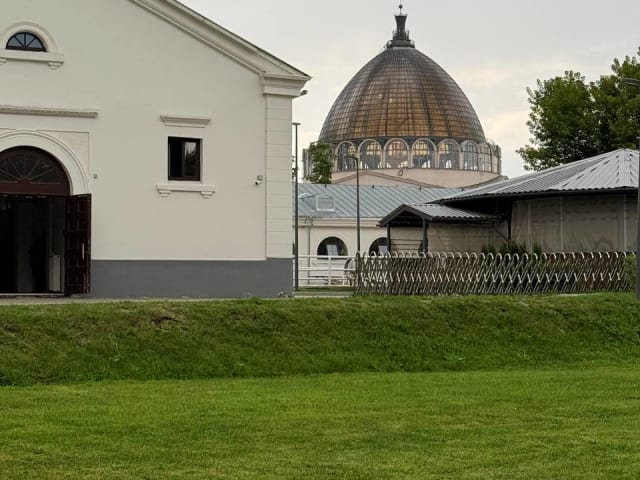 Конюшни