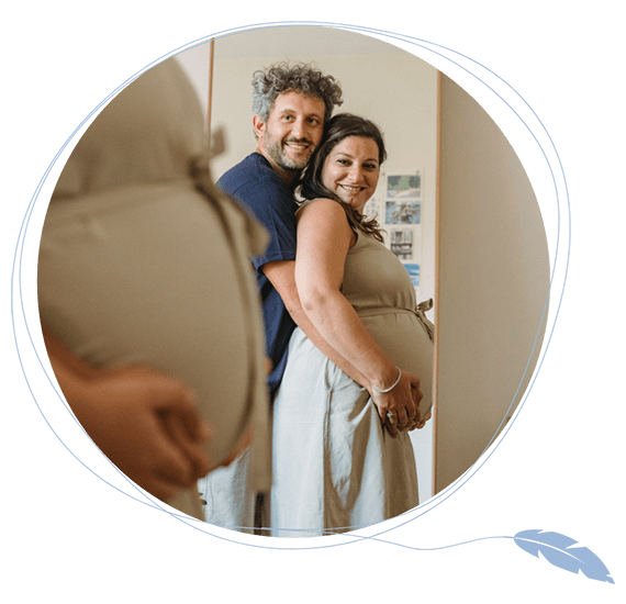 Un homme et une femme qui attendent un bébé