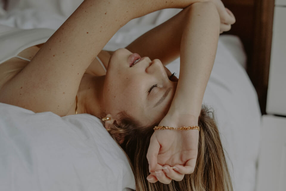 Capricorn Woman in Bed: How to Seduce and Please her?