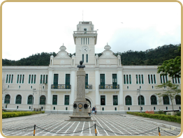 Fachada do Colégio Naval, em Angra dos Reis, com a torre do relógio e o busto no pátio de honra