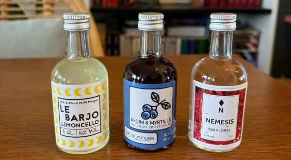 Photo de Bouteille mignonnette de spiritueux personnalisée : L'art d'offrir en petit format