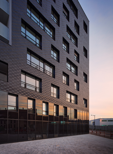 https://res.cloudinary.com/atelierdupont/image/upload/v1582737982/Images%20vitrines%20architecture/atelier-du-pont-logements-sociaux-ivry-confluences-1_ths6bj.jpg