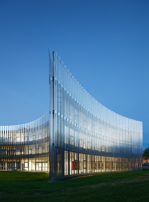 Architecture tertiaire, Entre les arbres, bureaux aux herbiers 
