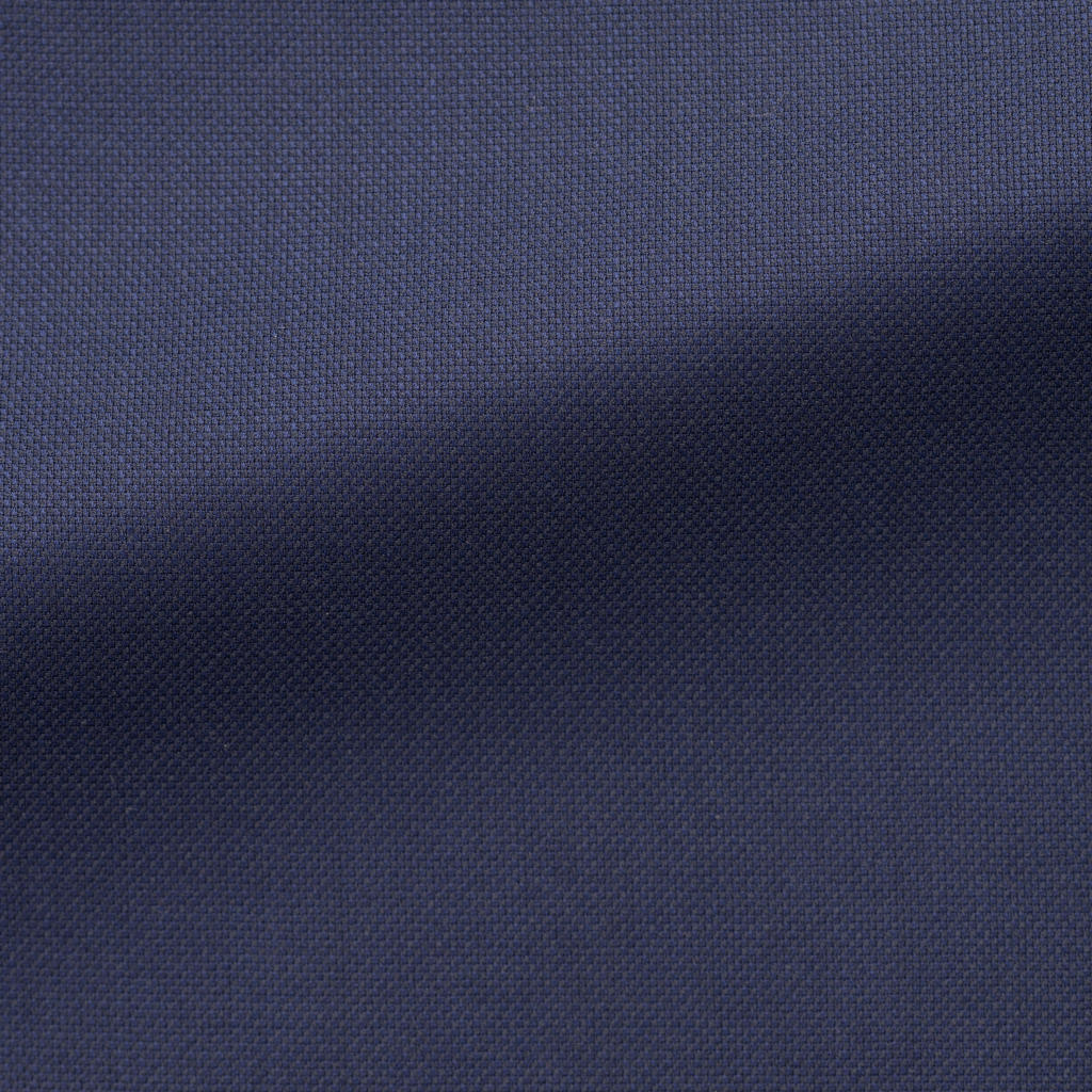 Gros plan d'un tissu en laine vierge bleu marine, motif uni