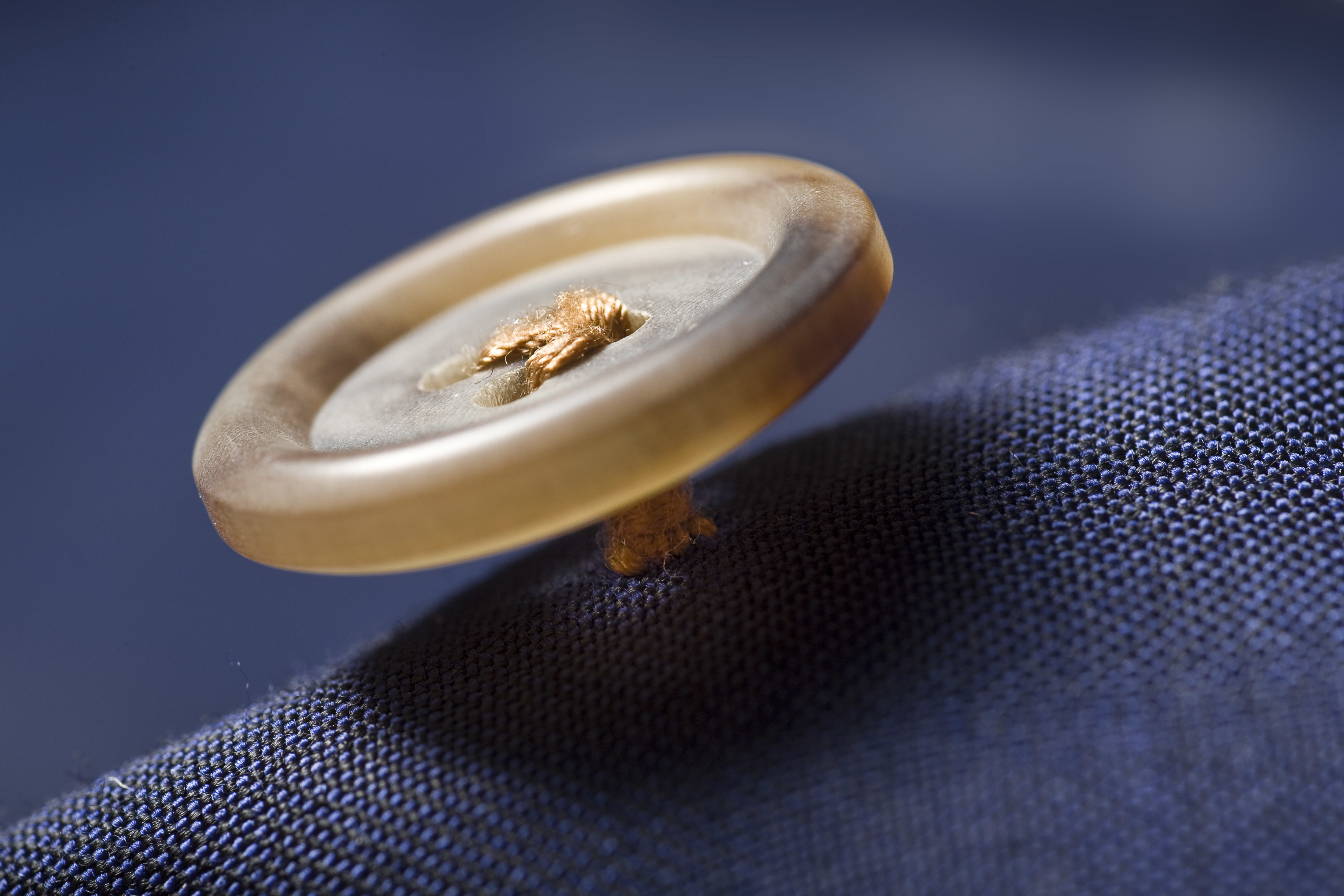 Zoom sur la fabrication à la main du montage sur pied des boutons en Corne