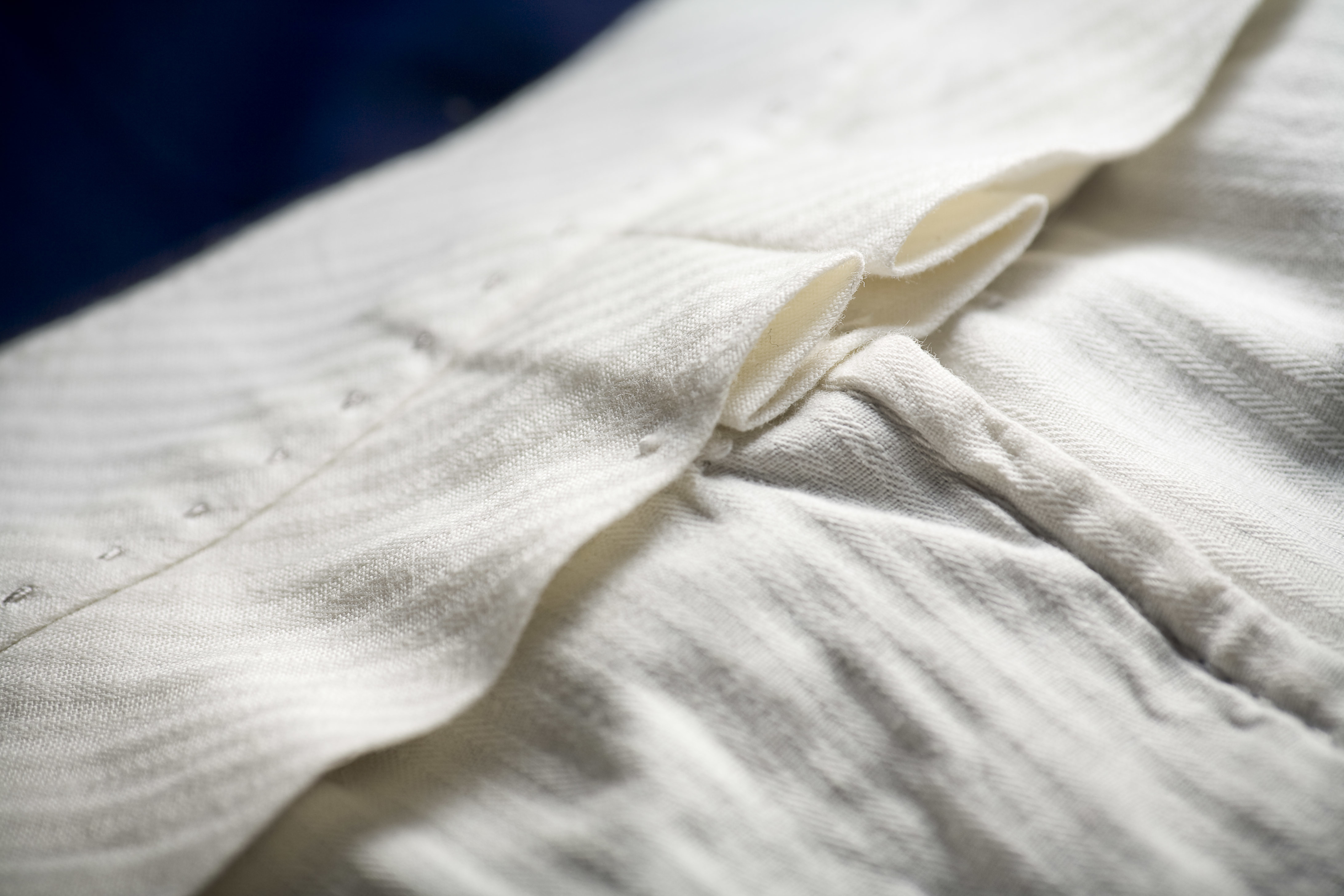 Zoom sur la fabrication à la main des hausses de ceinture plissées