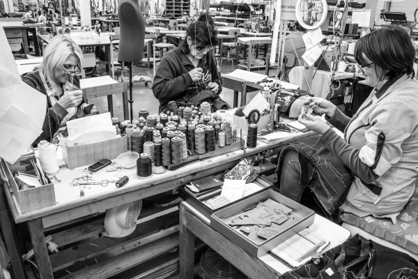 Sélection de tissus premium pour costumes sur-mesure chez Atelier Mesure