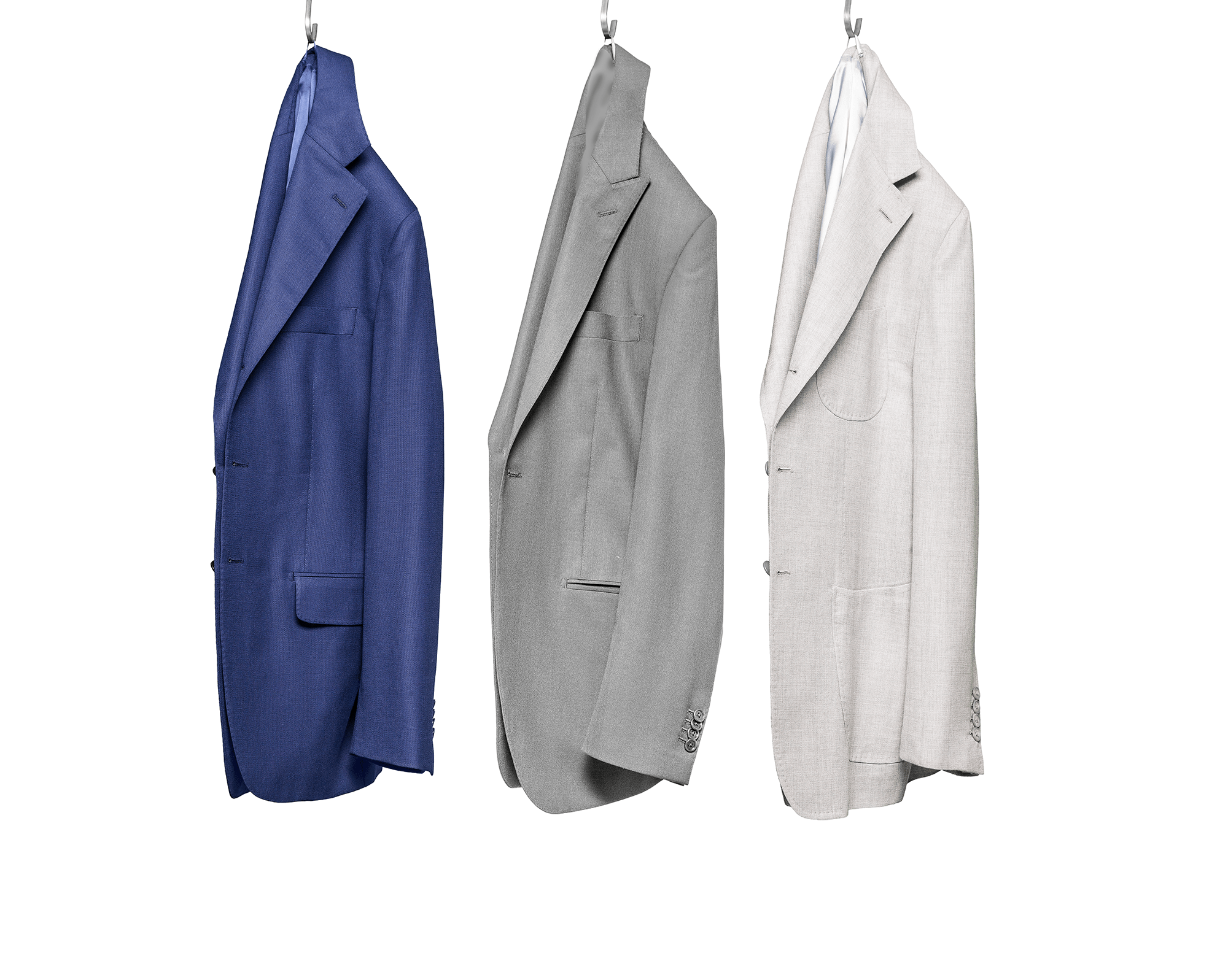 Vestes déconstruites sur mesure suspendues bleu gris et crème Atelier Mesure