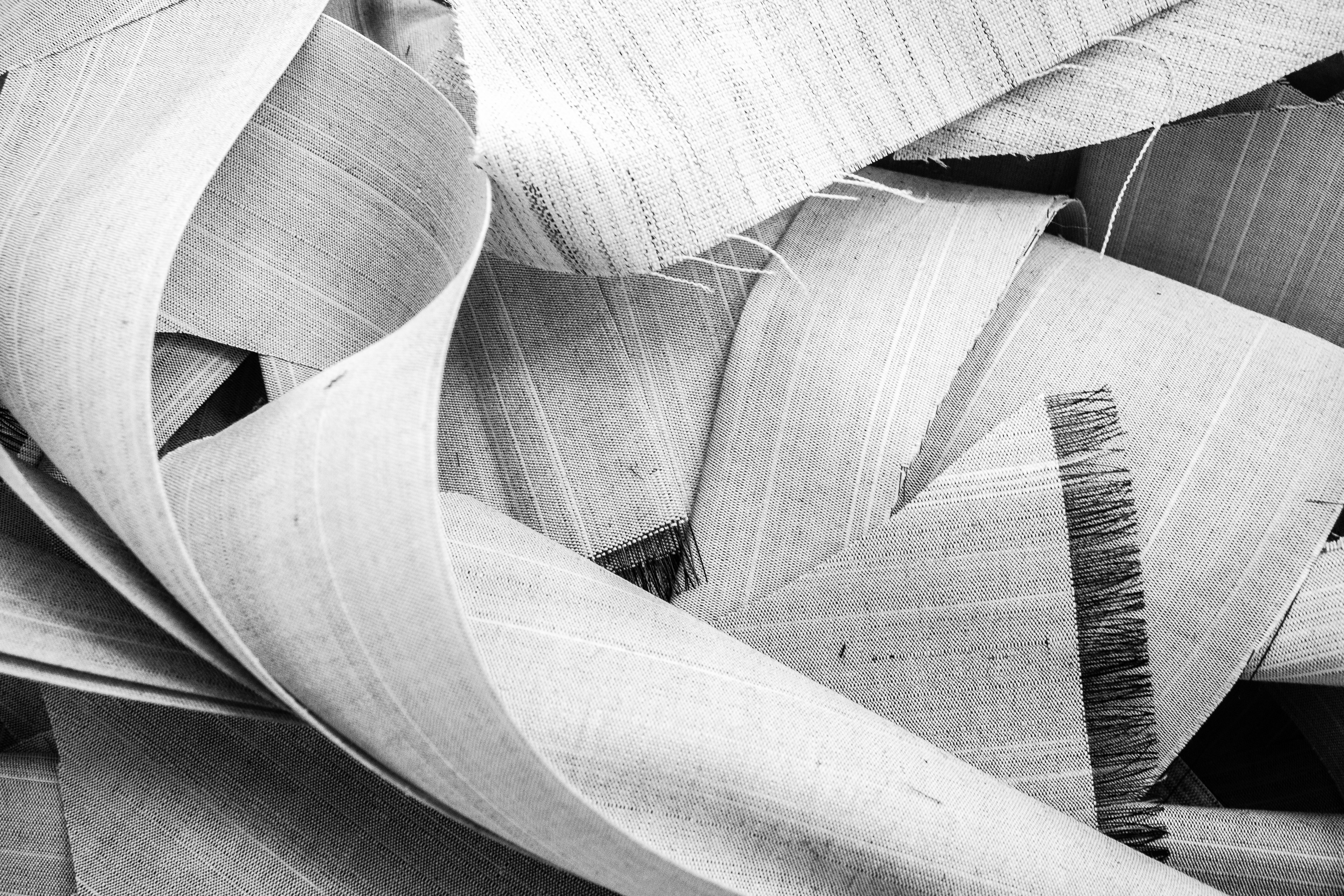 Bandes de toile de crin empilées, prêtes à être montées dans une veste