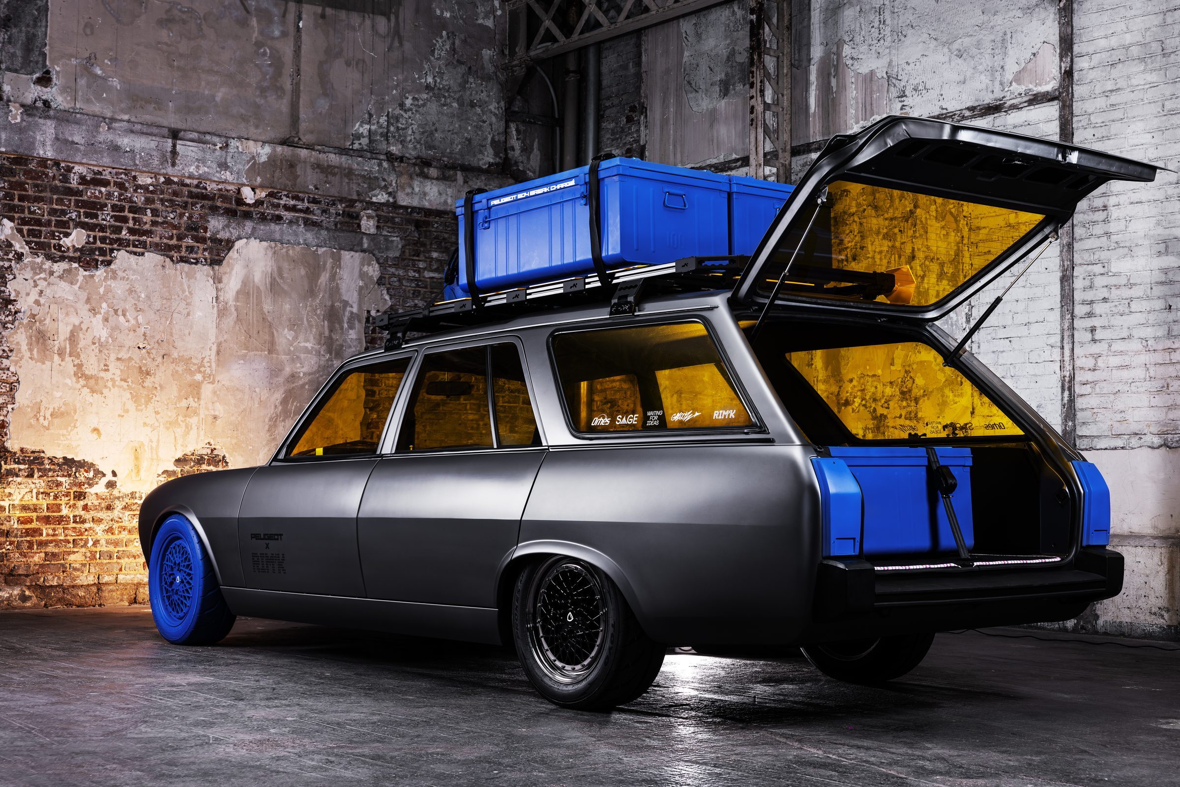 Peugeot 504 Break — lumière urbaine