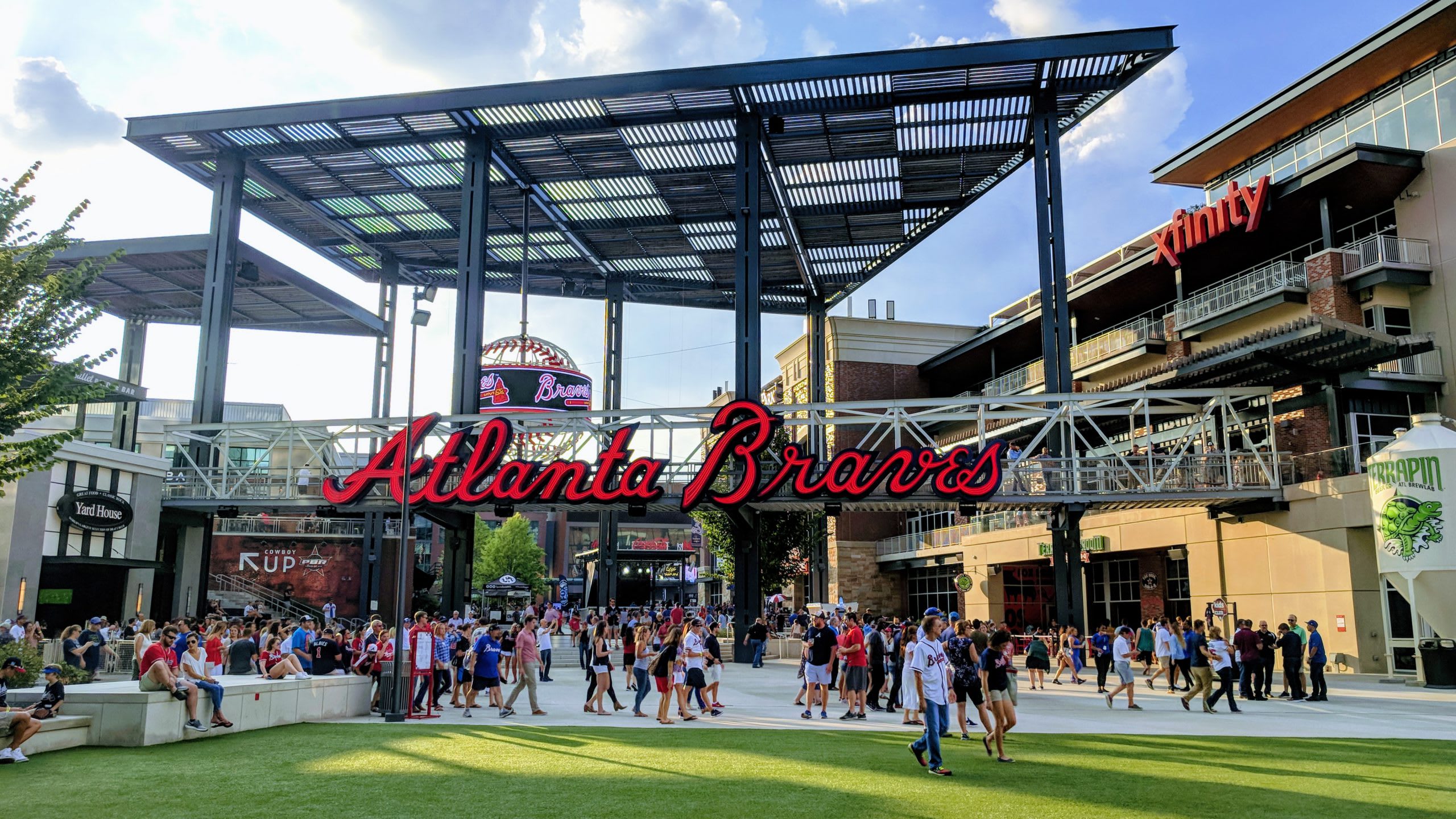 The Battery Atlanta Brings Restaurants Shops And Entertainment To Braves