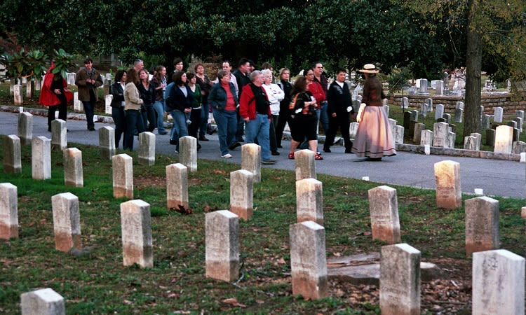 image of a tour of Oakland Cemetery in atlanta.