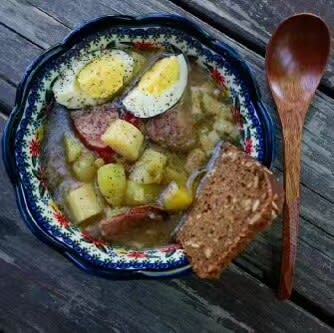 Ultimate Guide to Atlanta’s Pop-Up Restaurants and Supper Clubs 11 A colorful bowl of hearty stew with potatoes, eggs, and meat, accompanied by rye bread in Atlanta, Georgia.