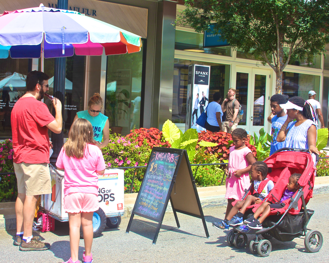image of crowd at The Buckhead Fine Arts Festival