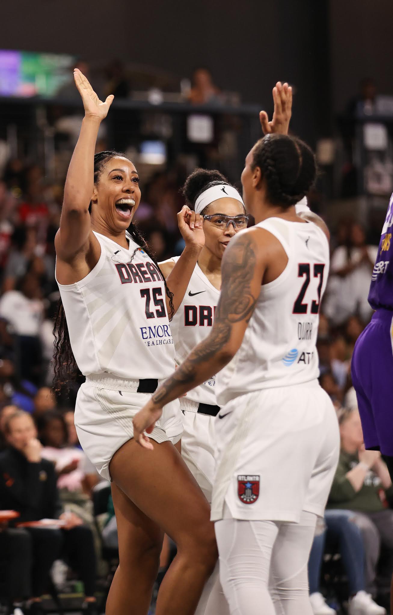 women basketball players score