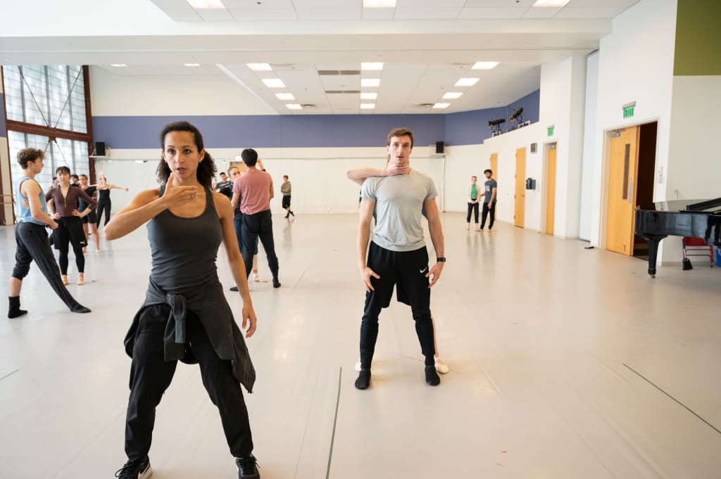 Atlanta Ballet, the Nation’s Oldest, Opens 2025–2026 Season 2 A dance studio with a group of people practicing various dance moves in Atlanta, Georgia.