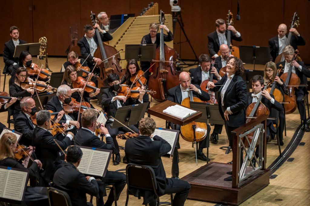 Nathalie Stutzmann in front of the Atlanta Symphony Orchestra.