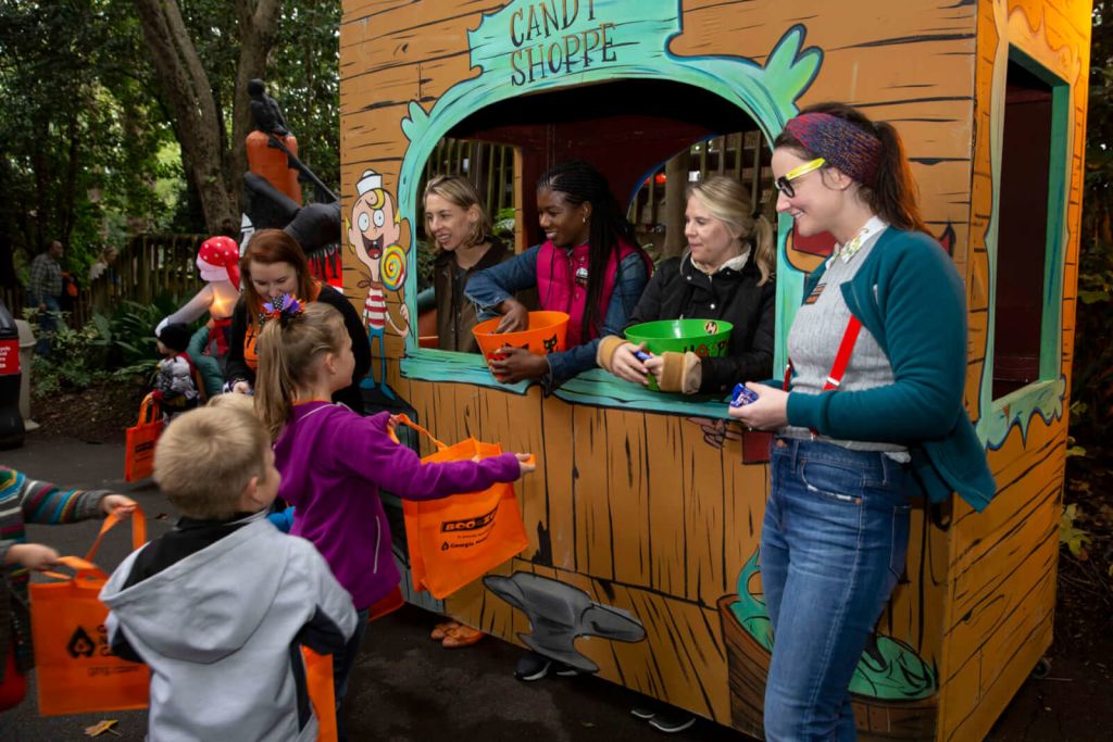 kids trick or treating at Zoo Atlanta