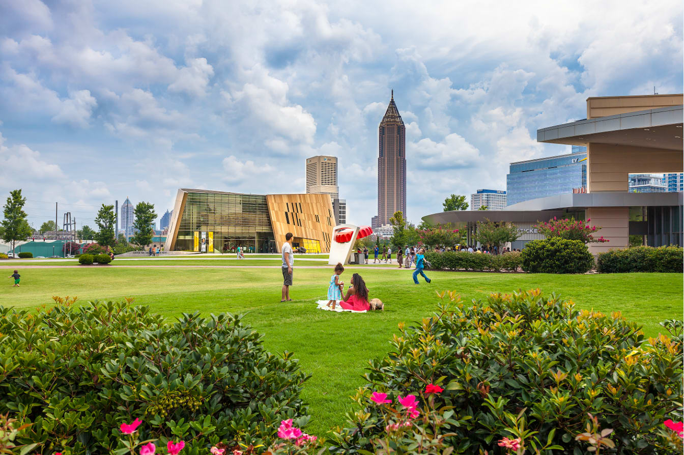 Kids Free September 13 Family on lawn at Atlanta Pemberton Place