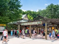 People walking into entrance of Zoo Atlanta