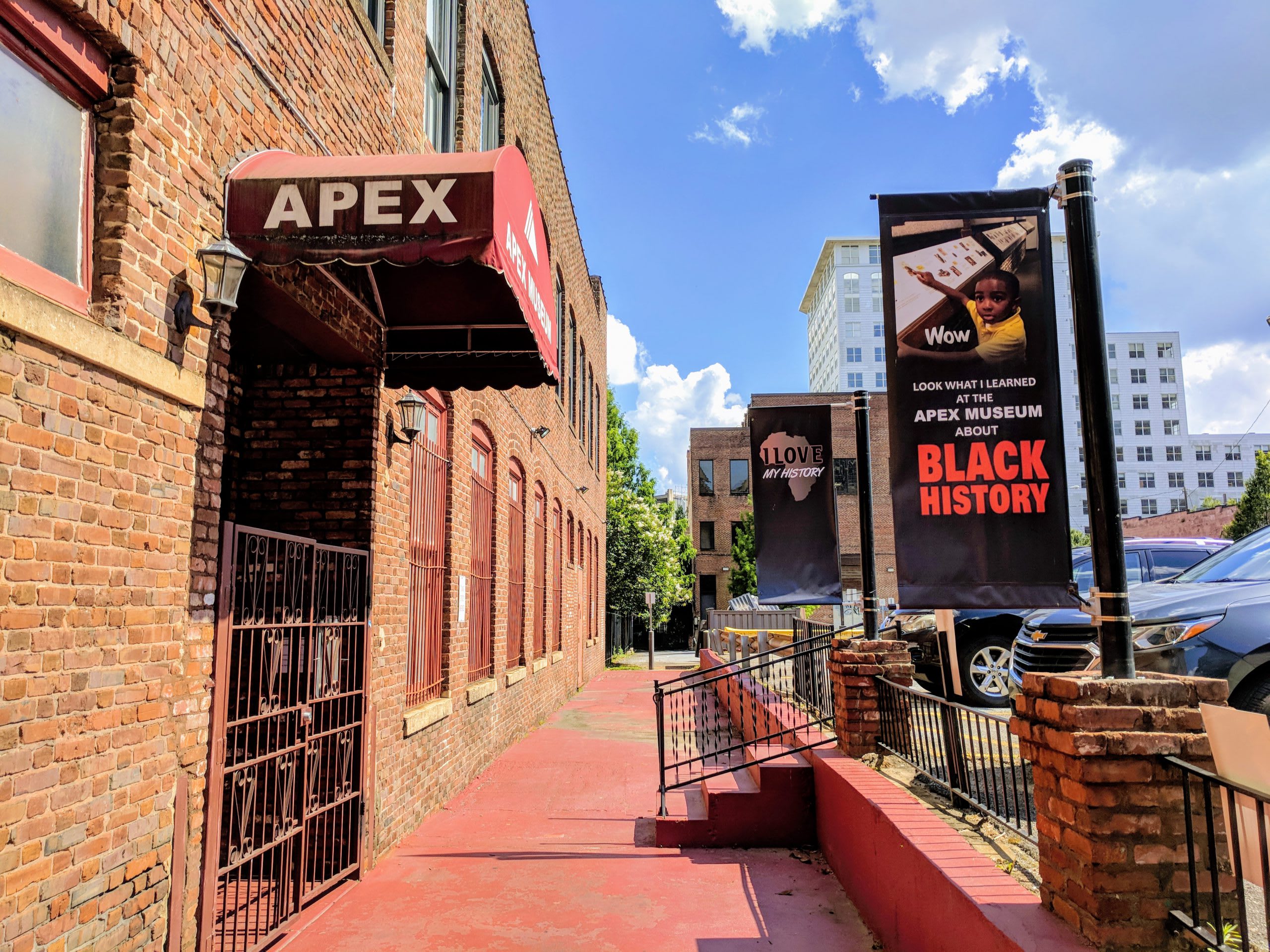 ITINERÁRIO DOS DIREITOS CIVIS 4 A brick building with an Apex sign and banners promoting Black History Month in Atlanta, Georgia.