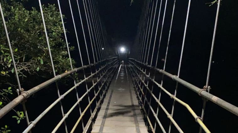 Constructed with an aim to connect the two shores on the Swarna river, Kemmannu Hanging Bridge has become a tourist spot over the past decade.