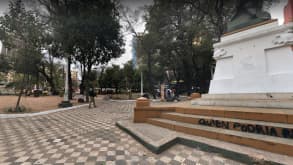 Asunción - I heard food is delicious and the people is amazing - Picture besides something that looks like an important monument