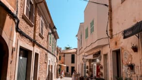 Santanyí - Beautiful beach with typical white houses with green doors - perfect for pictures! - little streets, perfect for a city stroll