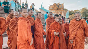 Phnom Penh - Experience Cambodian city life and learn more about the countries history - Young monks at the Royal Palace Phnom Penh