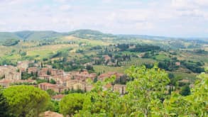 Lucca - A beautiful old Italian town with lots of restaurants and shops - null