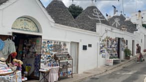Alberobello - Small typical white houses - null