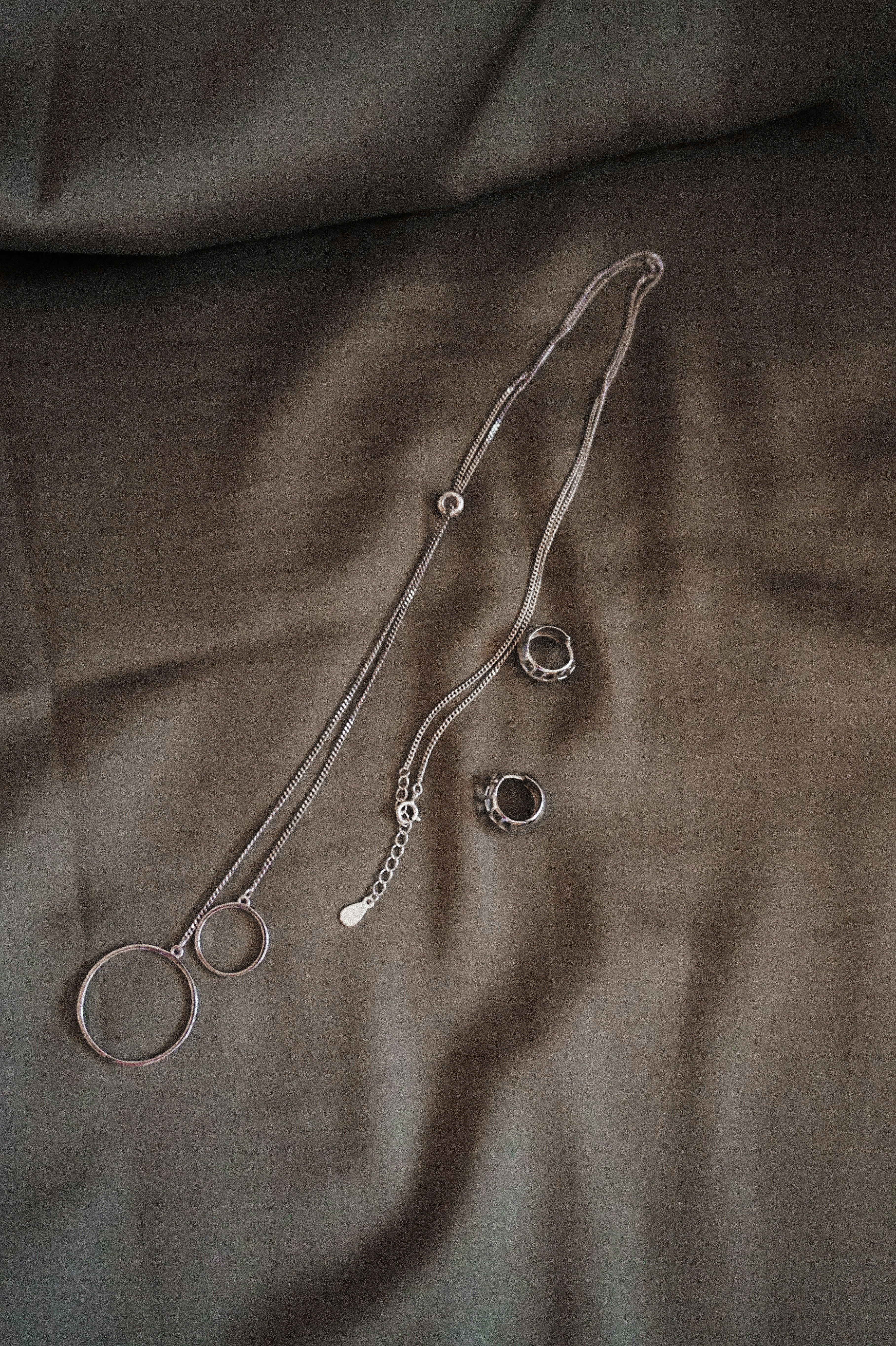 Why Silver Jewelry Works So Well With Everyday Style