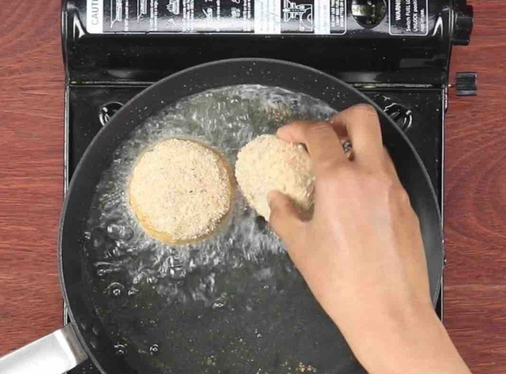 Shallow frying the cutlets. 