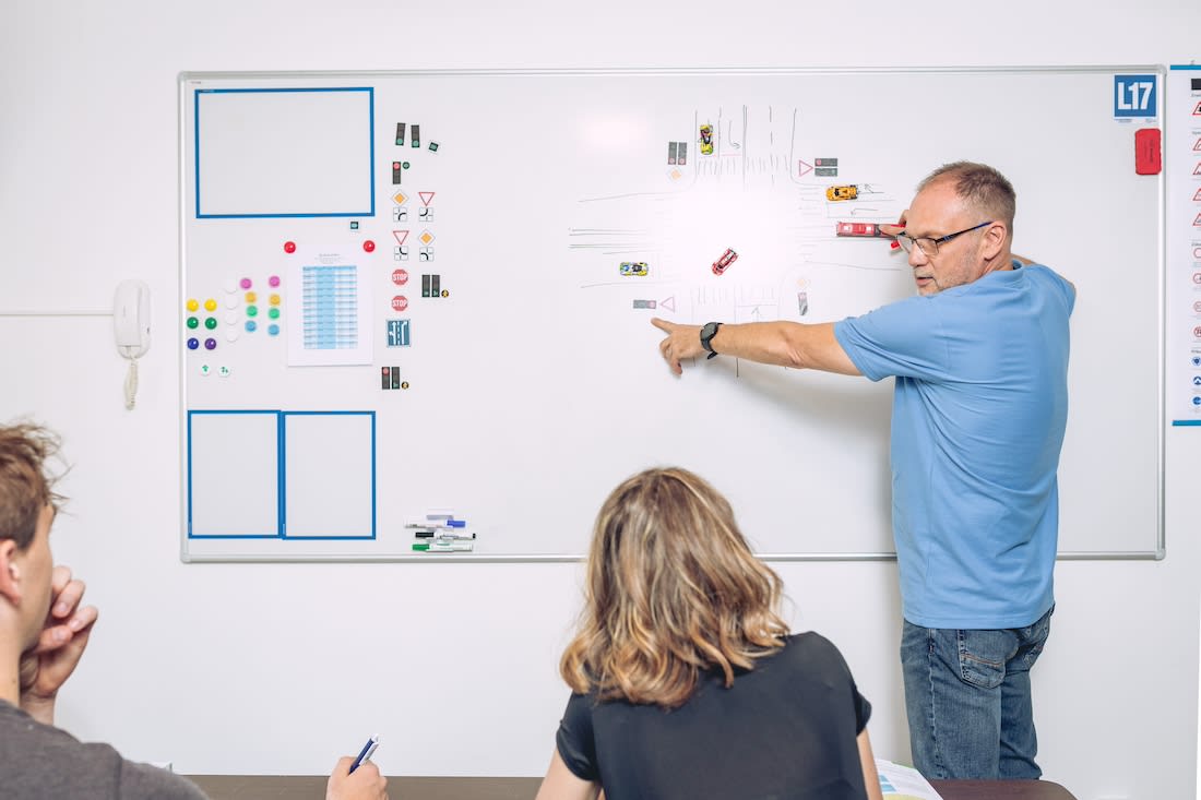 Magnetická tabule při výuce autoškoly