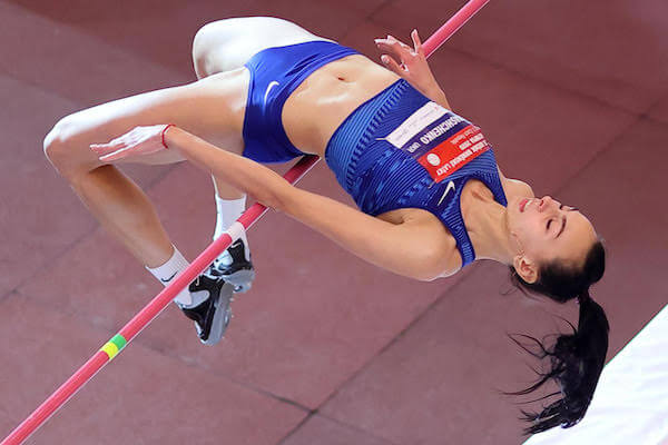 Atletka při skoku do výšky na akci Brněnská laťka, kterou jako partner podporuje Autoškola Vybíral.