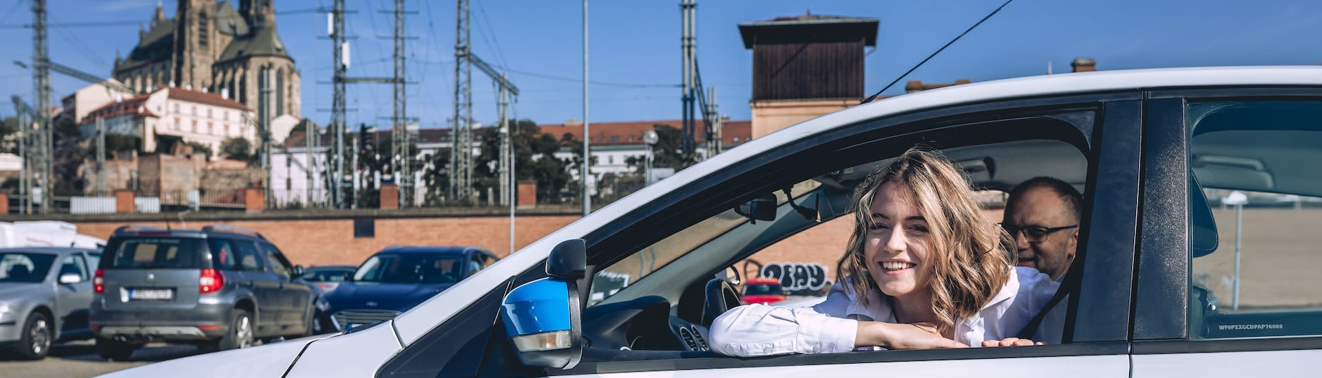 Spokojená studentka v autoškole během praktického výcviku – Autoškola skupiny B v Brně