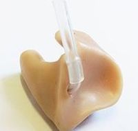 הורים לילדים מרכיבי מכשירי שמיעה דורשים השתתפות באוזניות