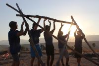 תומכים בפתיחת מחנה של תנועת המחנות העולים בשכונת נווה זמר