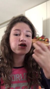מיה יוצאת מהבית למרות הסגר
