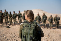 אפליה בגיוס נשים בקרב תפקידי לחימה ביחידות קרביות