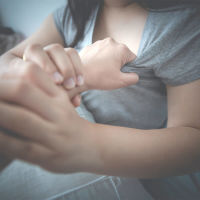 עזרו לנו להגביר מודעות בקרב בני נוער על הטרדות מיניות בבתי הספר.