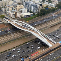 גשר להולכי רגל בצומת בית ספר אגרון