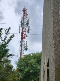 ביבס קיים הבטחתך לסלק אנטנות סלולריות מקרבת בתי מגורים ובתי חינוך
