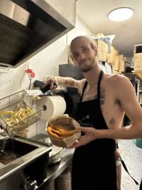 רואי עם סינר בלי חולצה